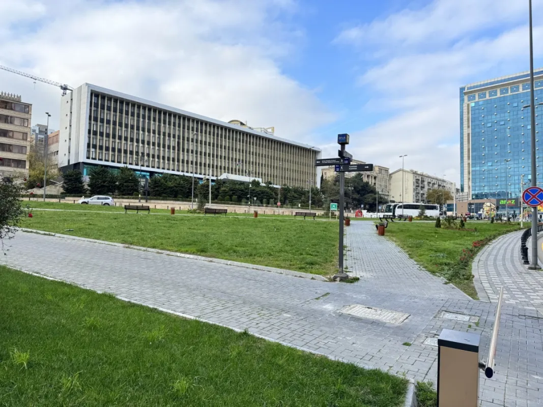 Satılır 4 otaqlı mənzil 215 m²