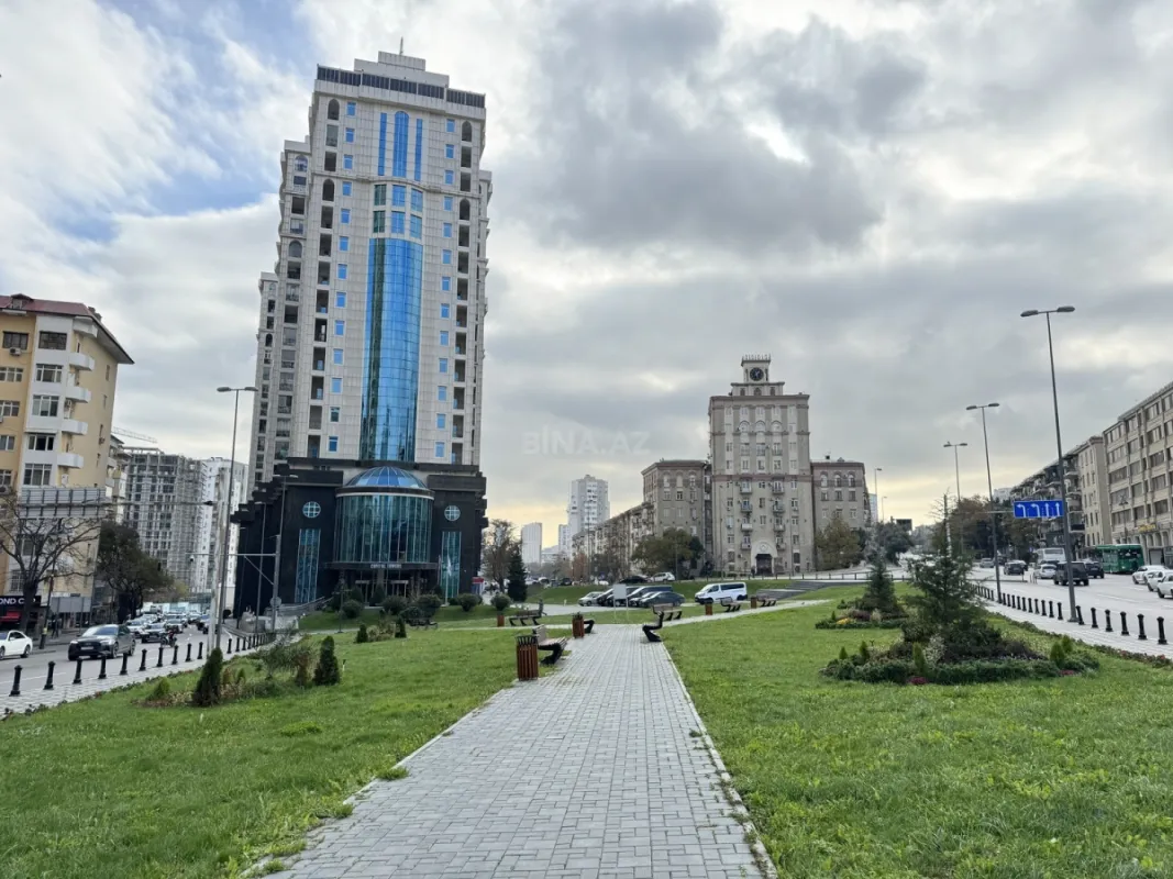 Satılır 4 otaqlı mənzil 215 m²