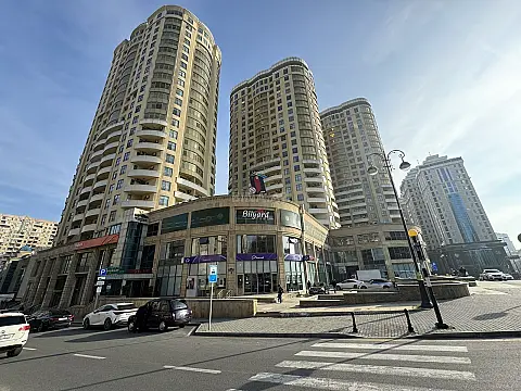 Satılır 4 otaqlı mənzil 215 m²