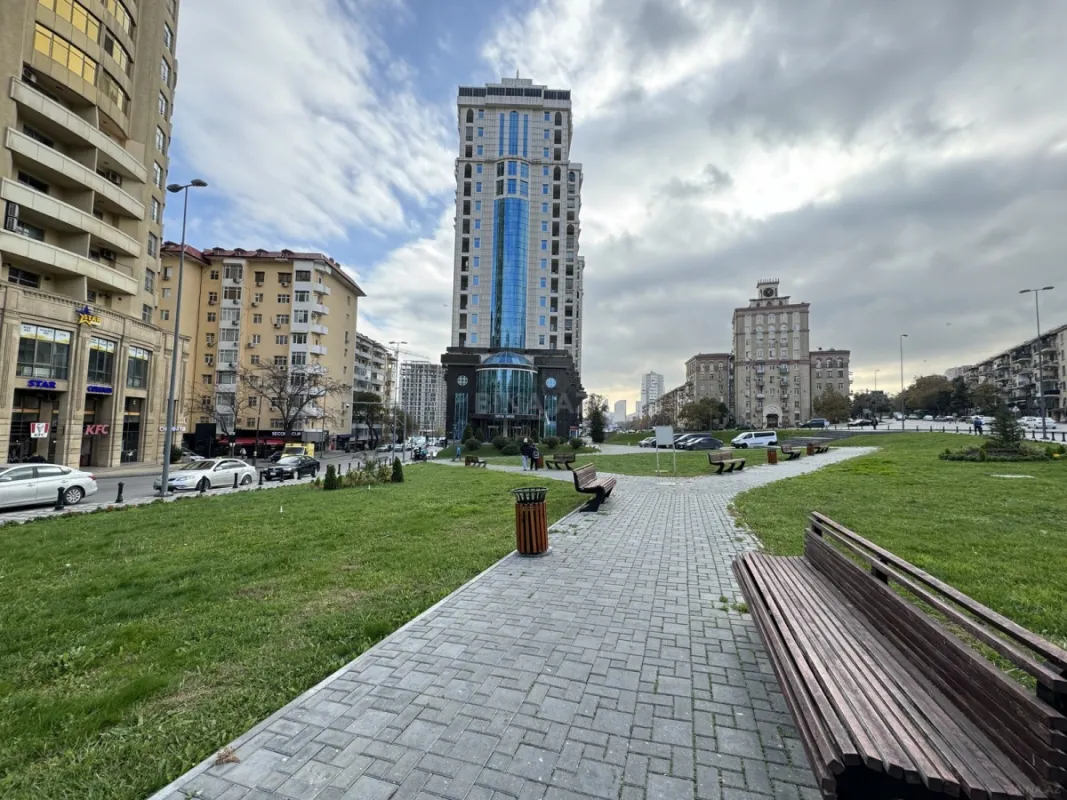 Satılır 4 otaqlı mənzil 215 m²