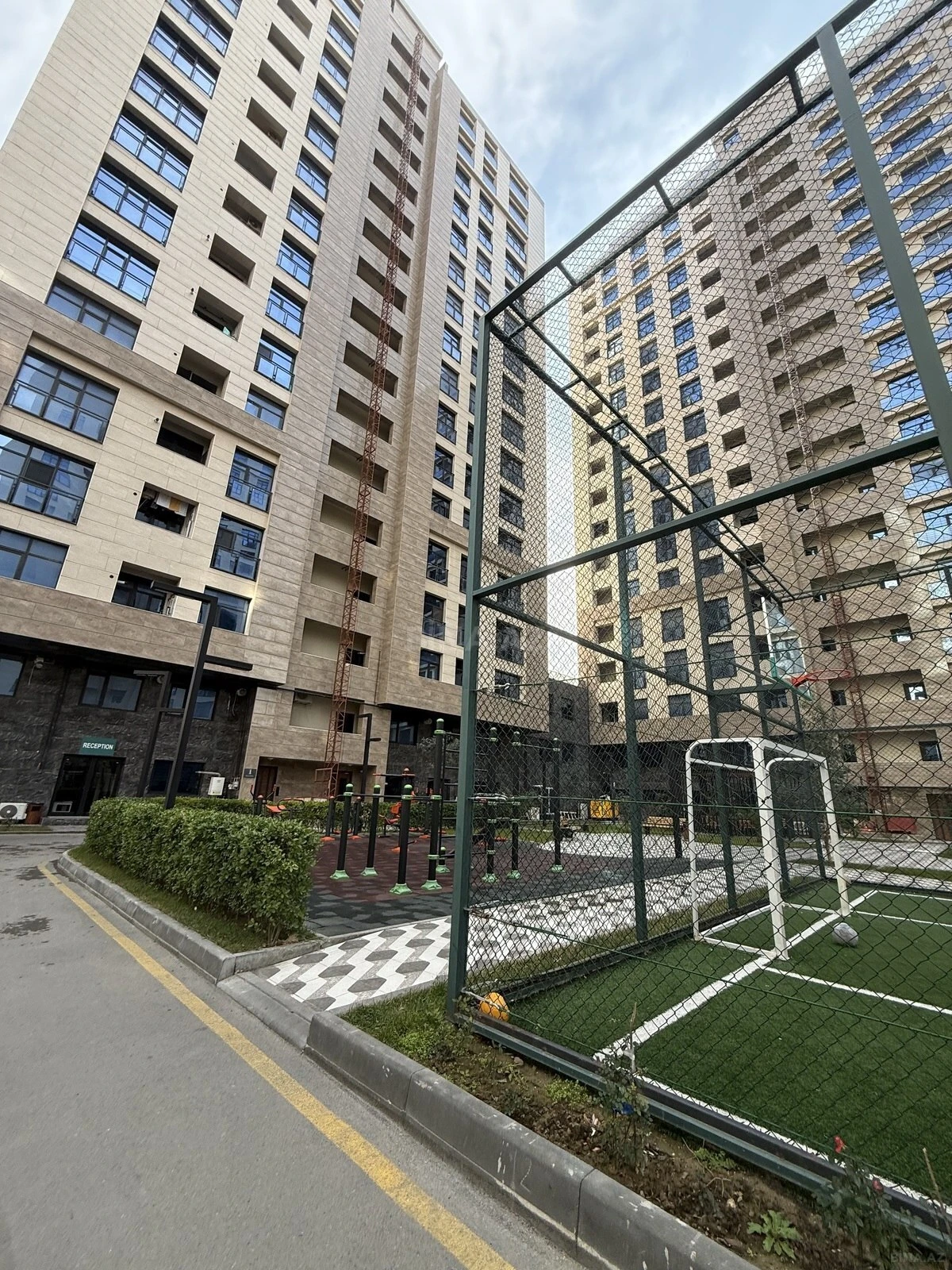 Satılır 4 otaqlı mənzil 145 m²