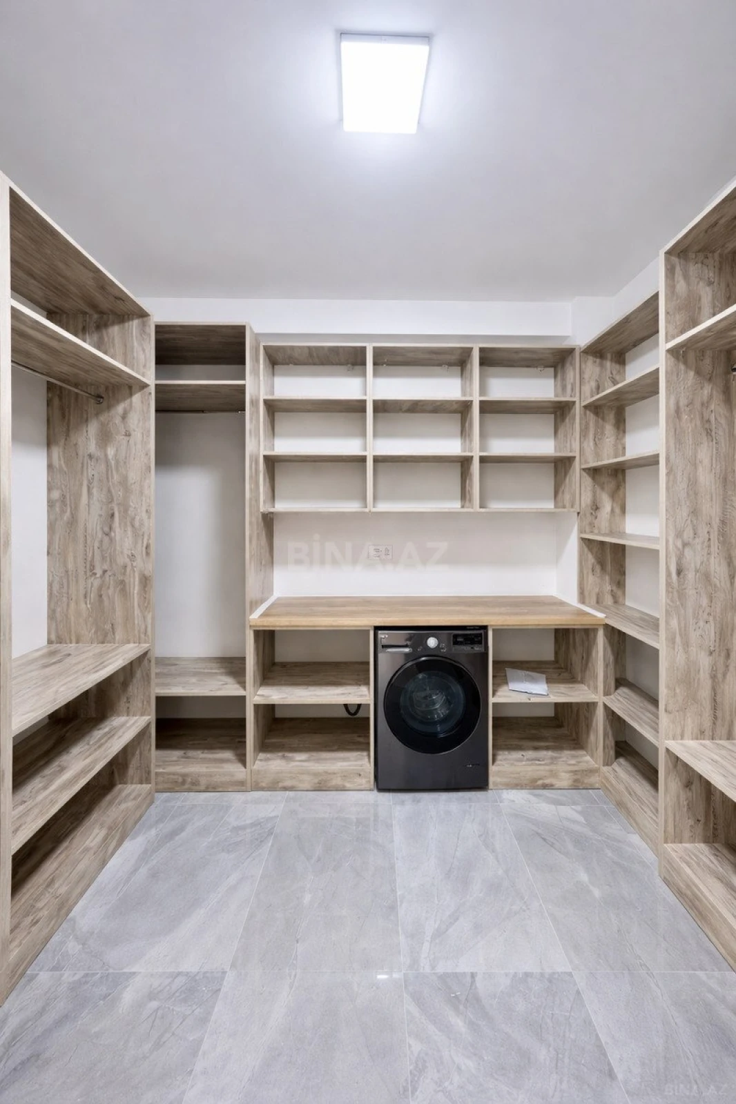 Satılır 4 otaqlı mənzil 245 m²