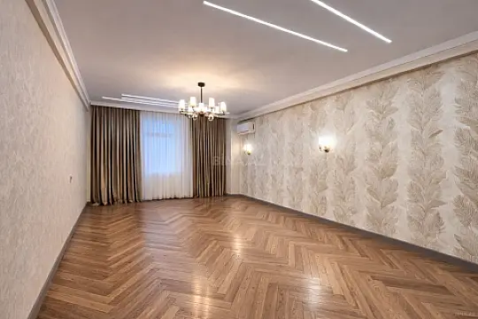 Satılır 4 otaqlı mənzil 245 m²