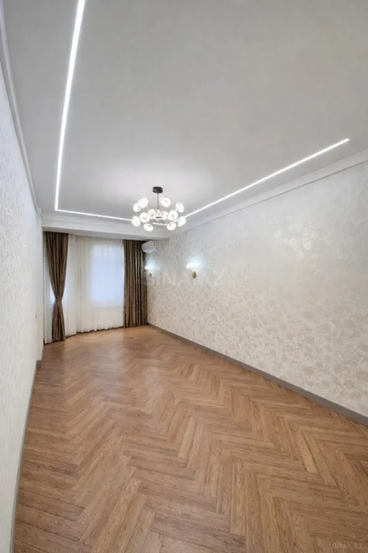 Satılır 4 otaqlı mənzil 245 m²