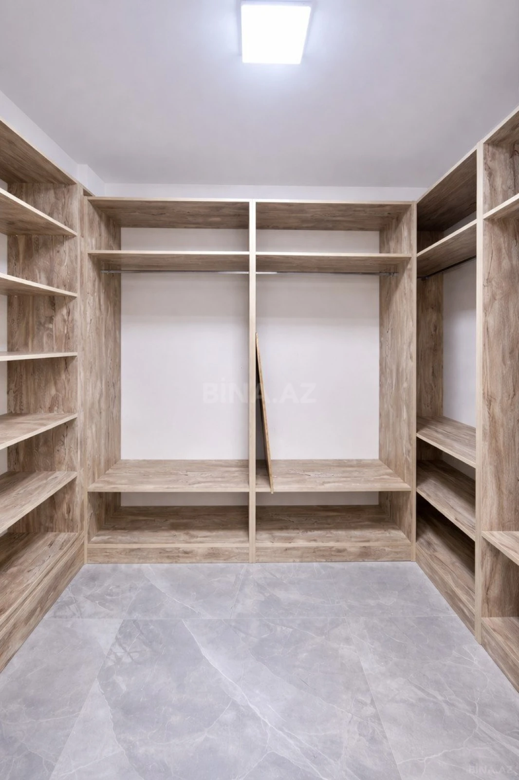 Satılır 4 otaqlı mənzil 245 m²