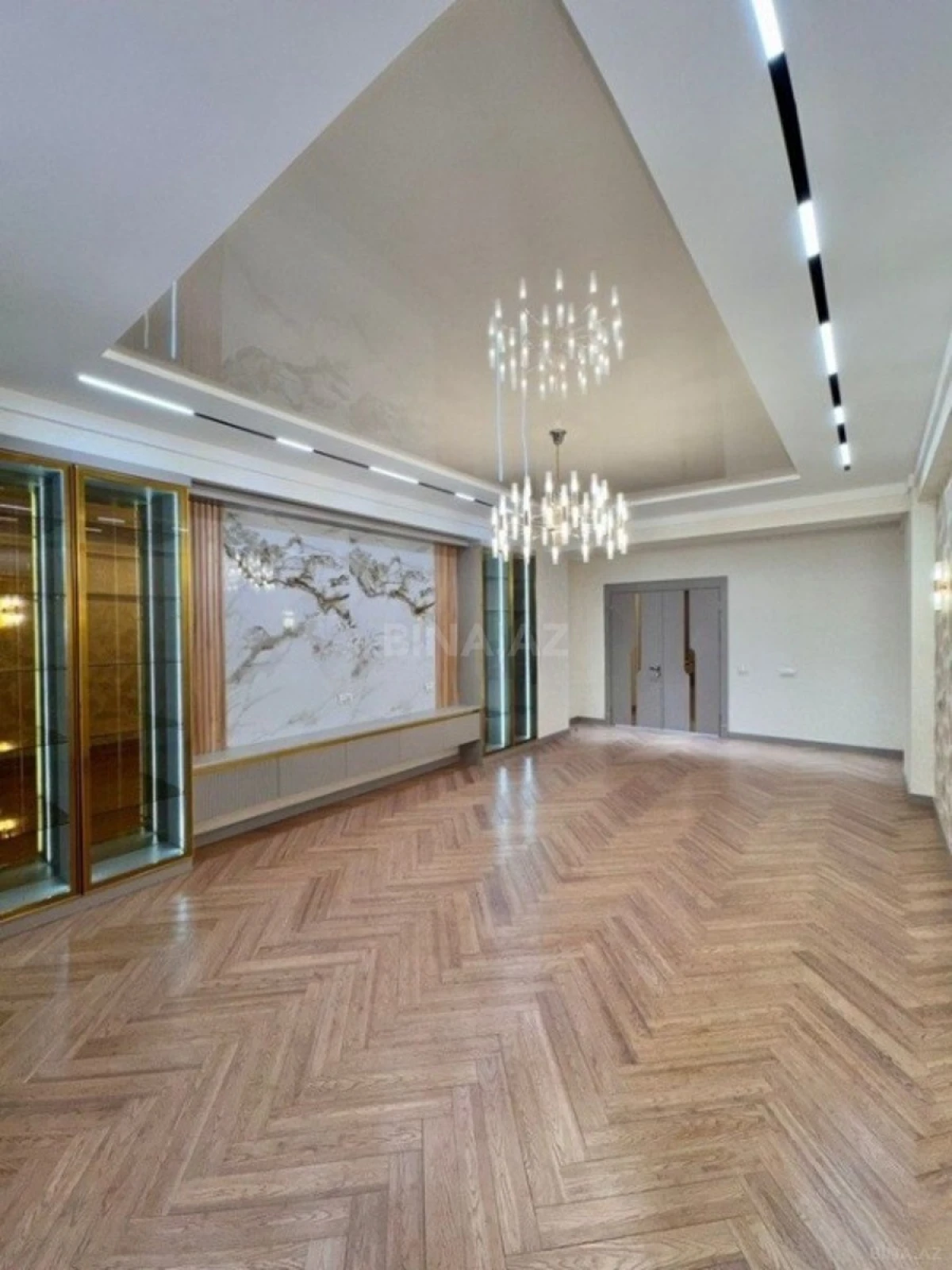 Satılır 4 otaqlı mənzil 245 m²