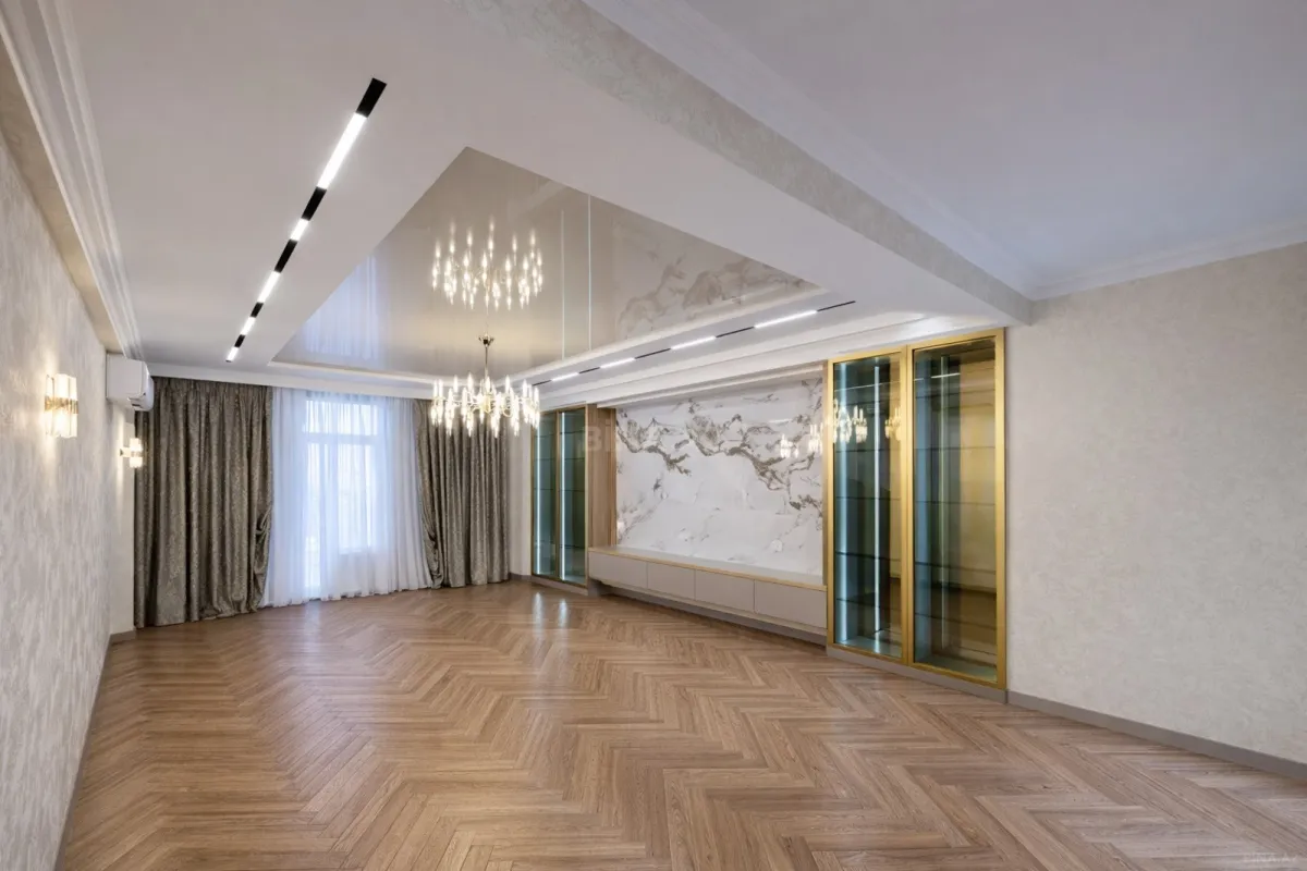 Satılır 4 otaqlı mənzil 245 m²