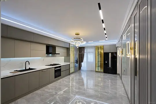 Satılır 4 otaqlı mənzil 245 m²