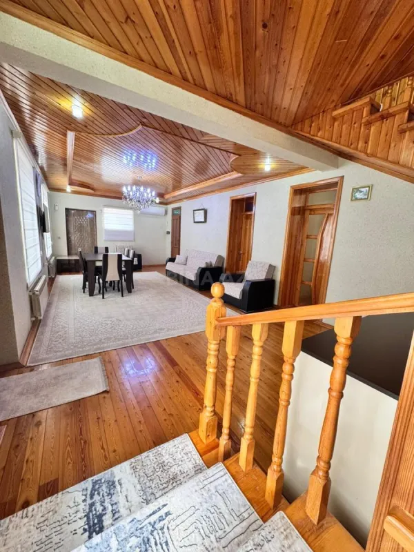 Satılır 5 otaqlı həyət evi 200 m²