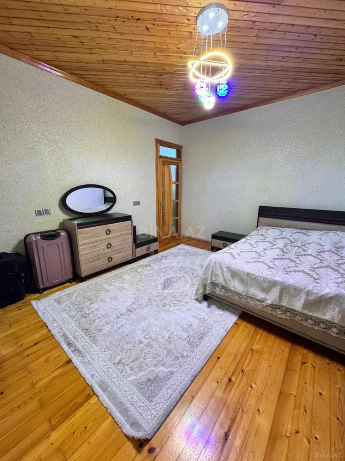 Satılır 5 otaqlı həyət evi 200 m²