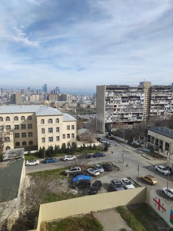 Kirayə verilir 4 otaqlı mənzil 145 m²
