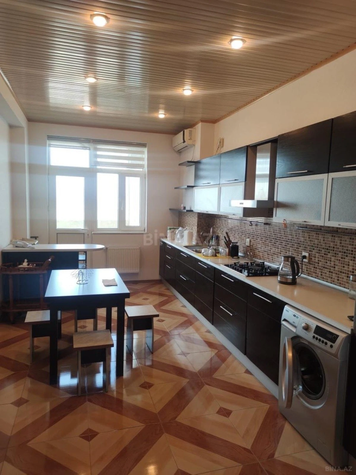 Kirayə verilir 4 otaqlı mənzil 145 m²
