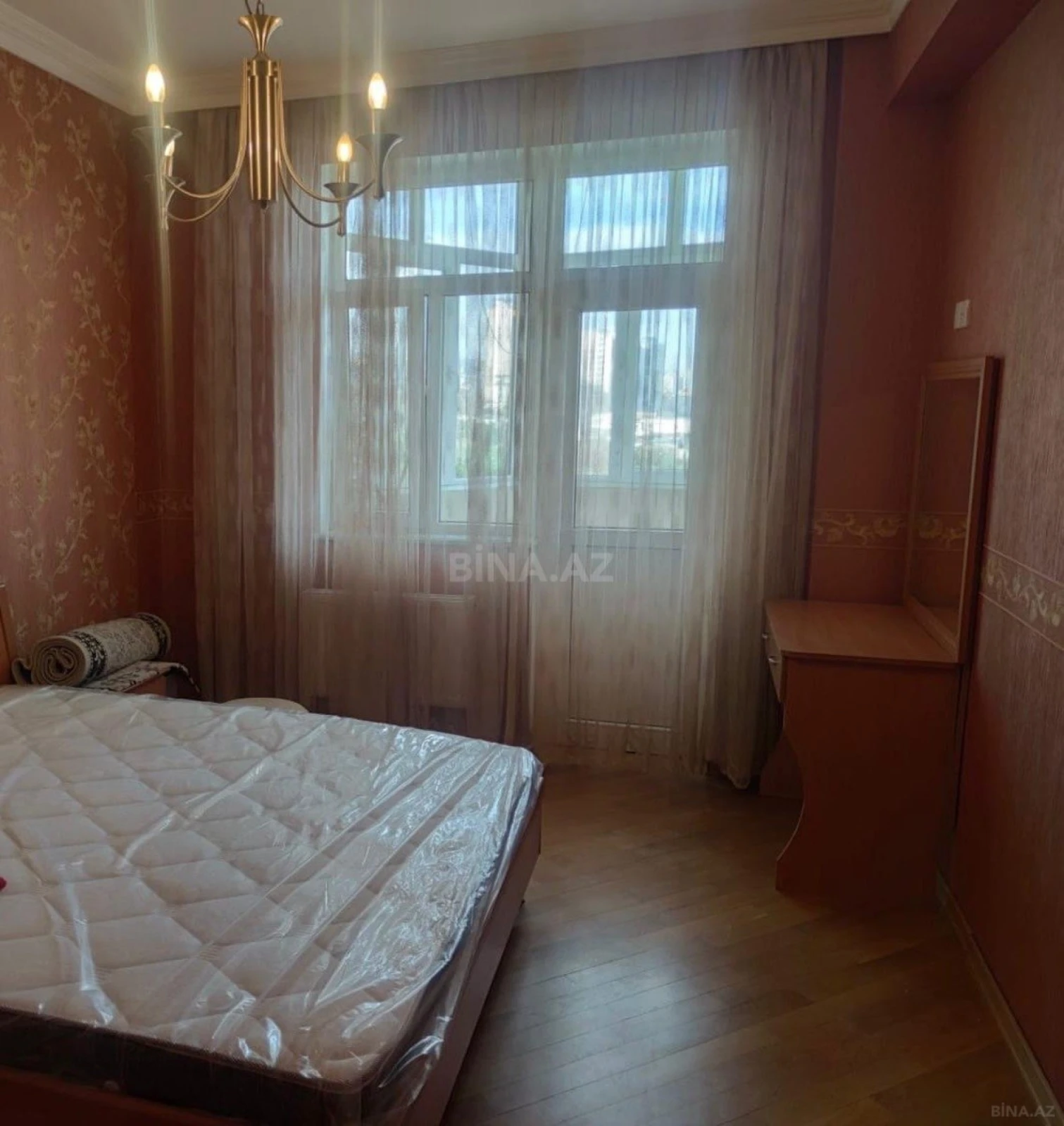 Kirayə verilir 4 otaqlı mənzil 145 m²