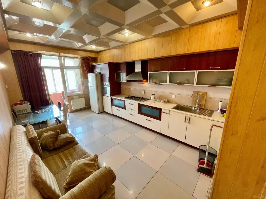 Kirayə verilir 3 otaqlı mənzil 180 m²