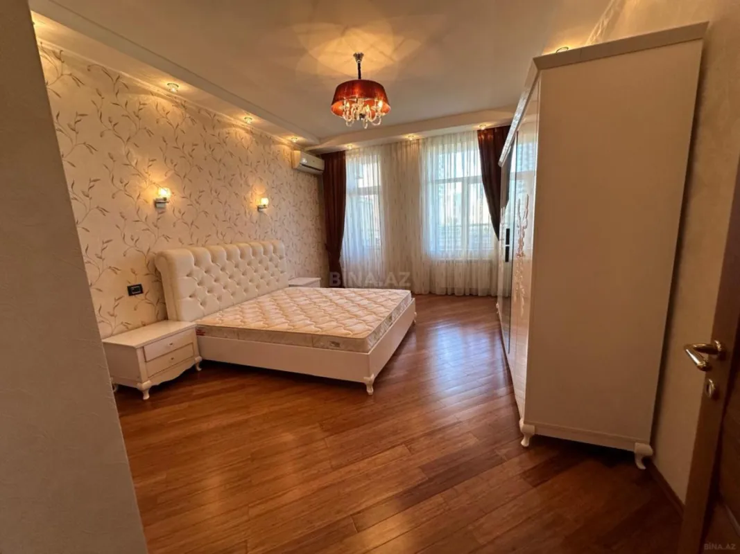 Satılır 4 otaqlı mənzil 195 m²