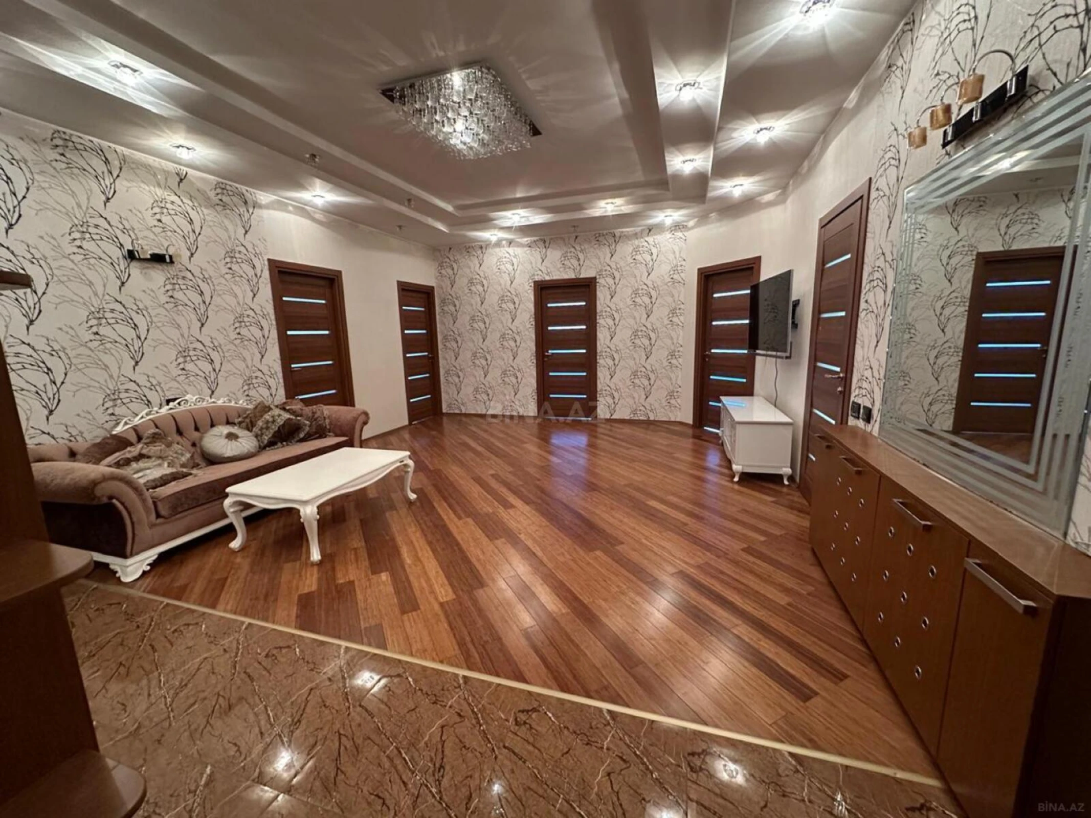 Satılır 4 otaqlı mənzil 195 m²