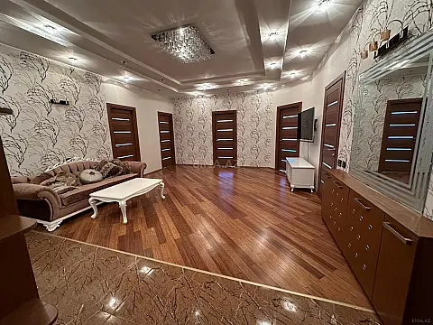 Satılır 4 otaqlı mənzil 195 m²