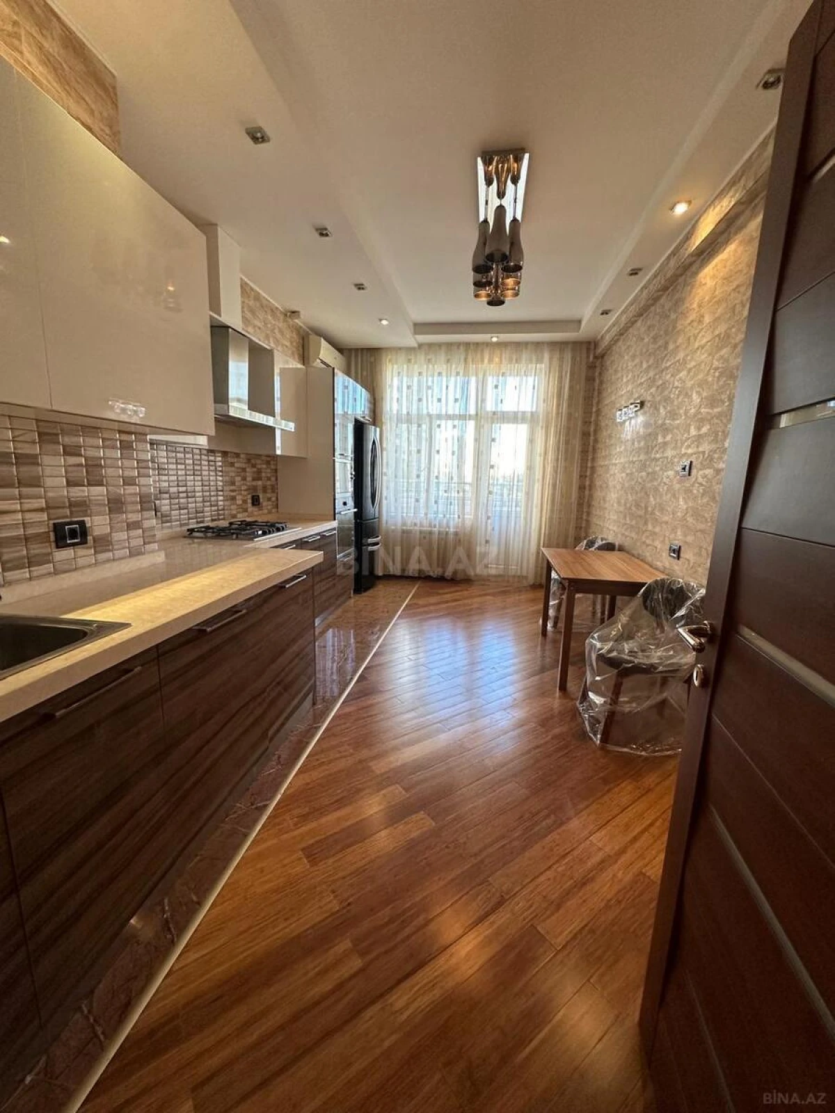 Satılır 4 otaqlı mənzil 195 m²