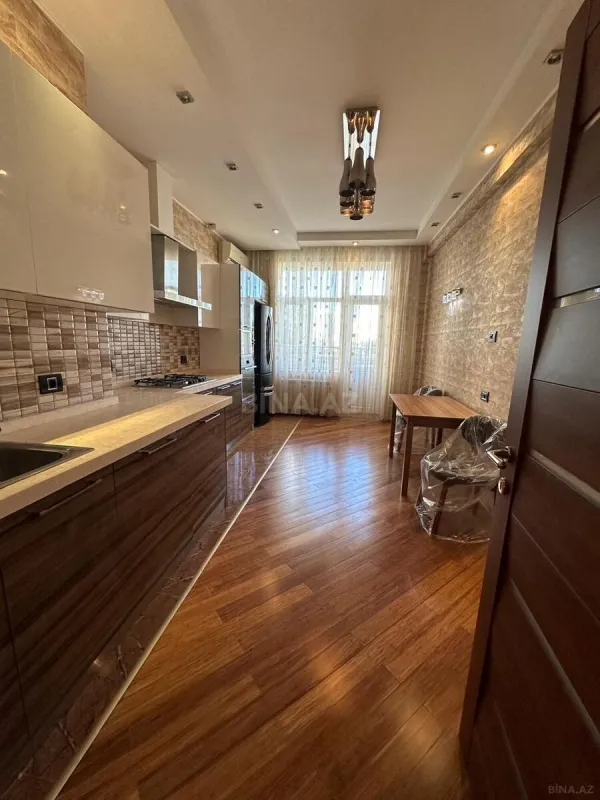 Satılır 4 otaqlı mənzil 195 m²