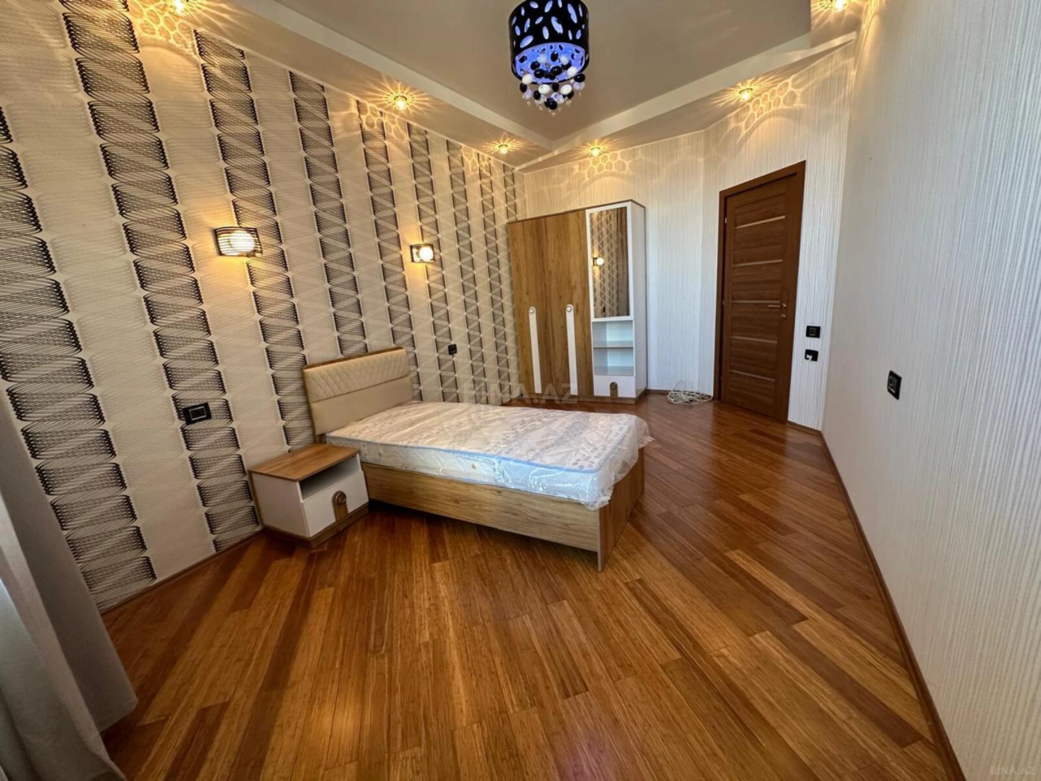 Satılır 4 otaqlı mənzil 195 m²