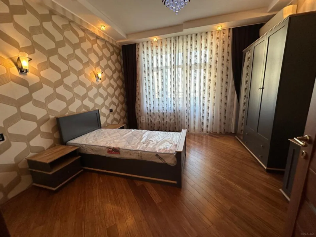 Satılır 4 otaqlı mənzil 195 m²