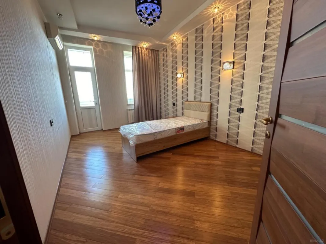 Satılır 4 otaqlı mənzil 195 m²