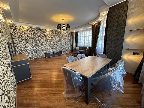 Satılır 4 otaqlı mənzil 195 m²