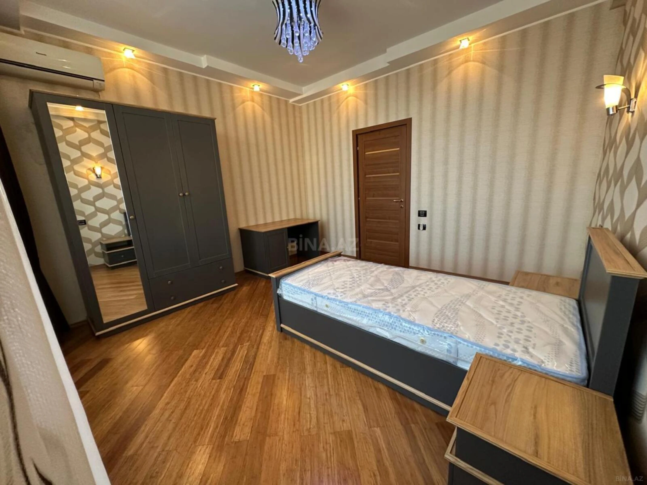 Satılır 4 otaqlı mənzil 195 m²