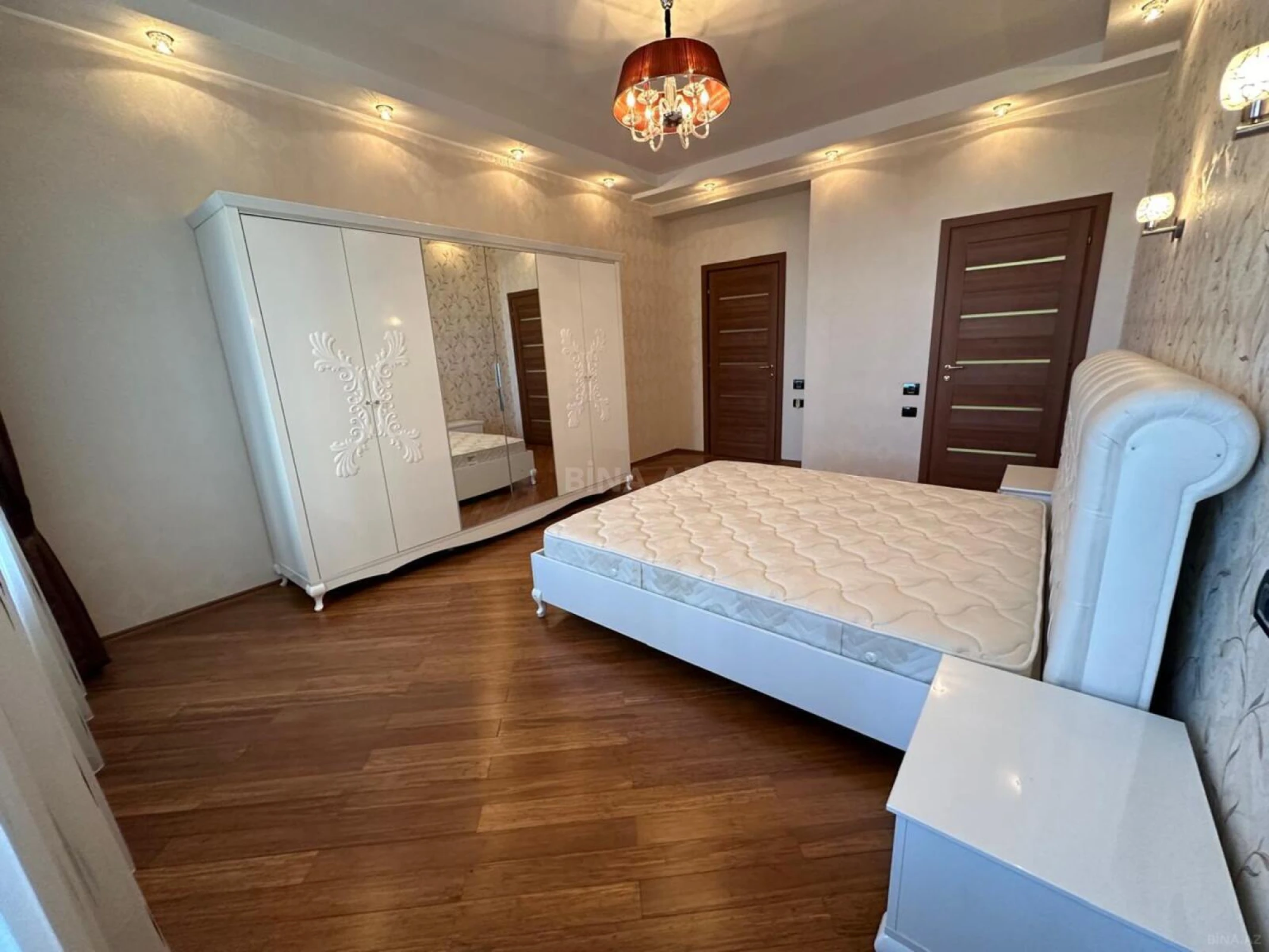 Satılır 4 otaqlı mənzil 195 m²