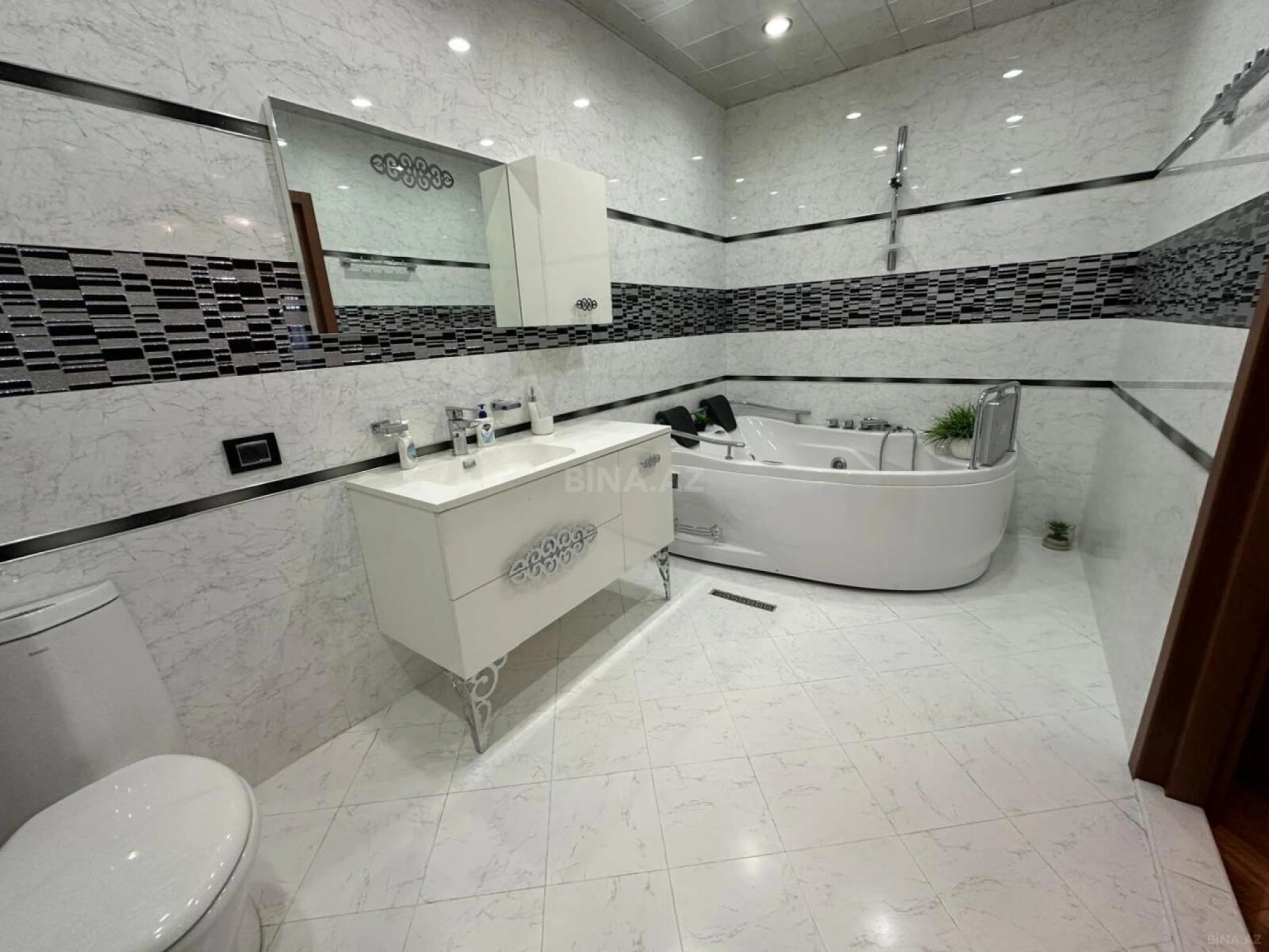 Satılır 4 otaqlı mənzil 195 m²