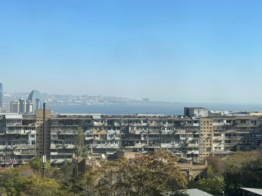 Satılır 4 otaqlı mənzil 195 m²