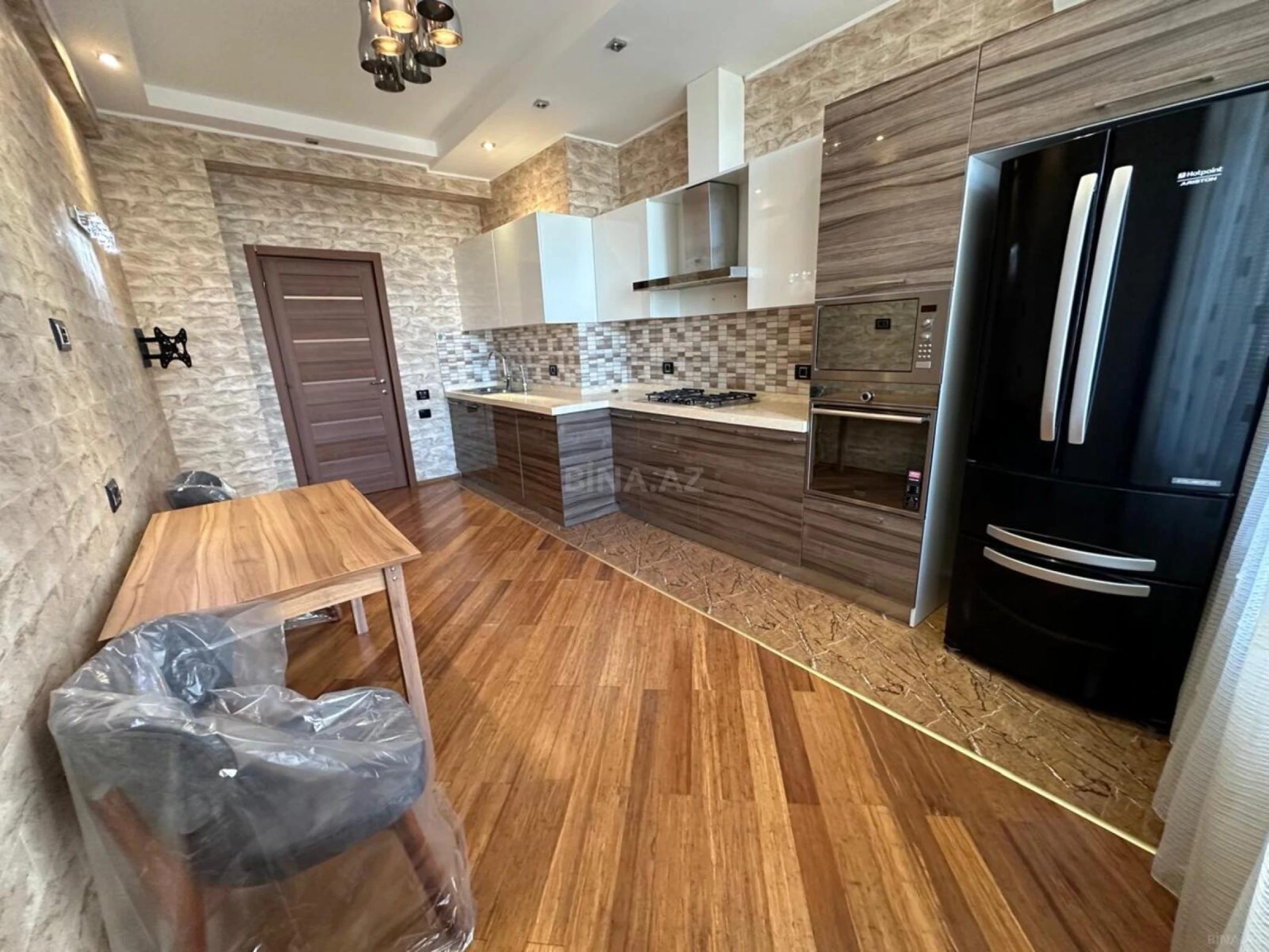 Satılır 4 otaqlı mənzil 195 m²