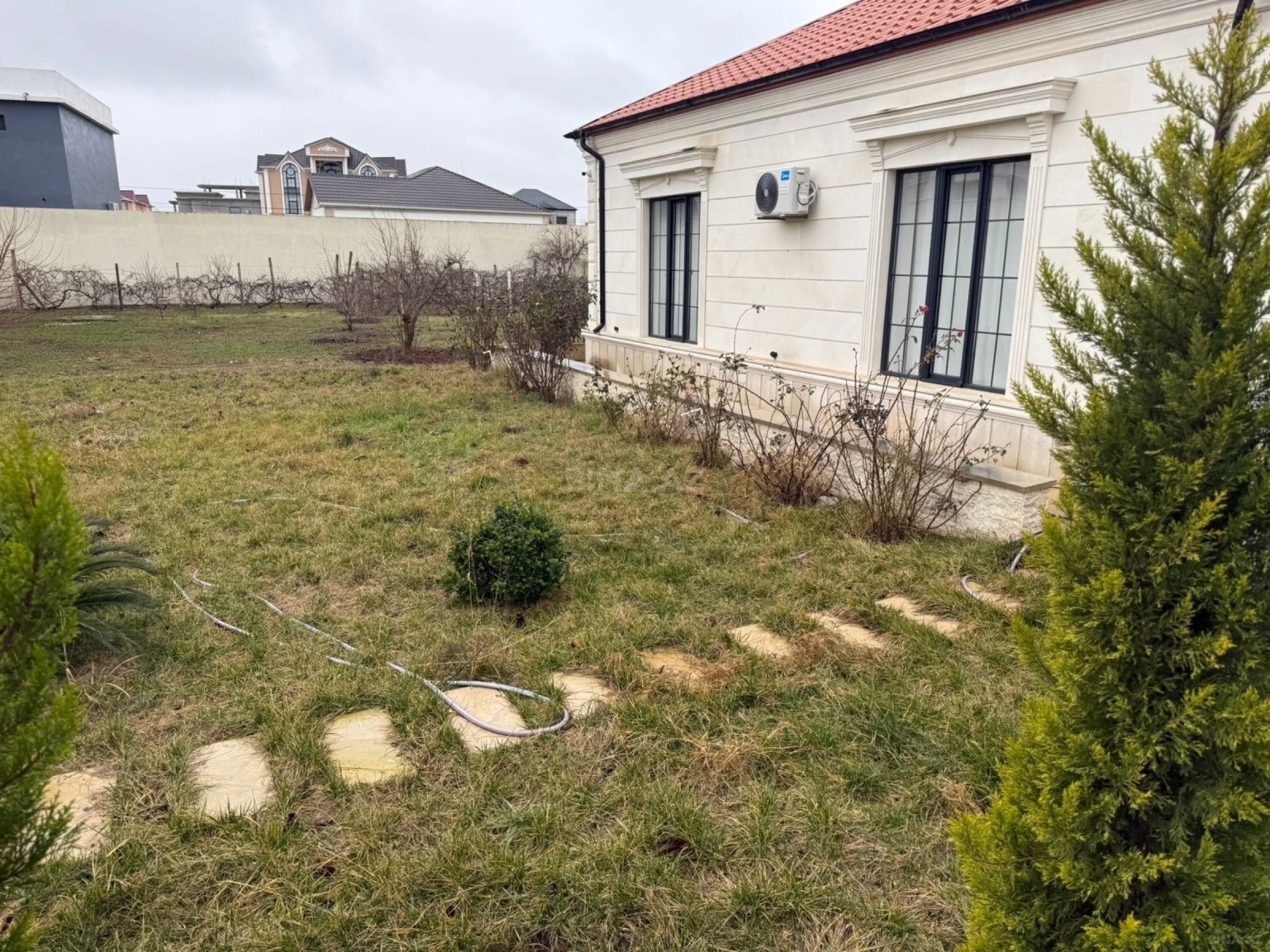 Satılır 3 otaqlı həyət evi 180 m²