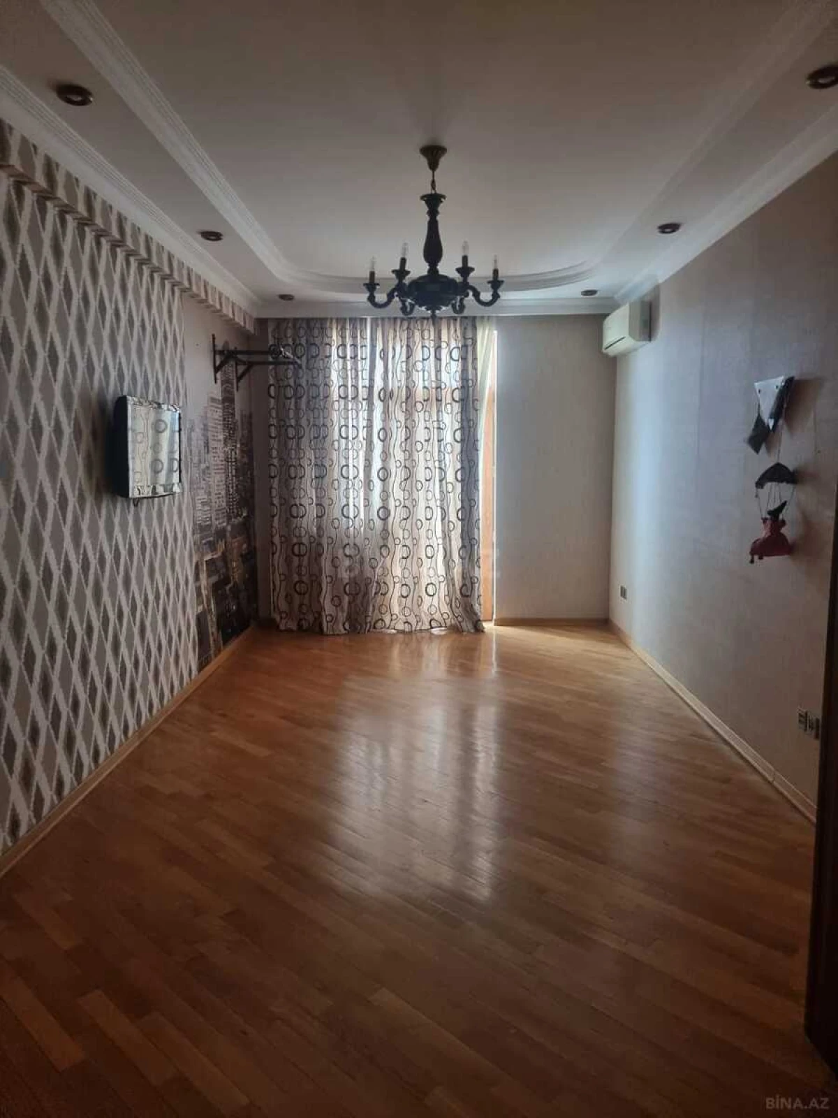 Satılır 4 otaqlı mənzil 180 m²