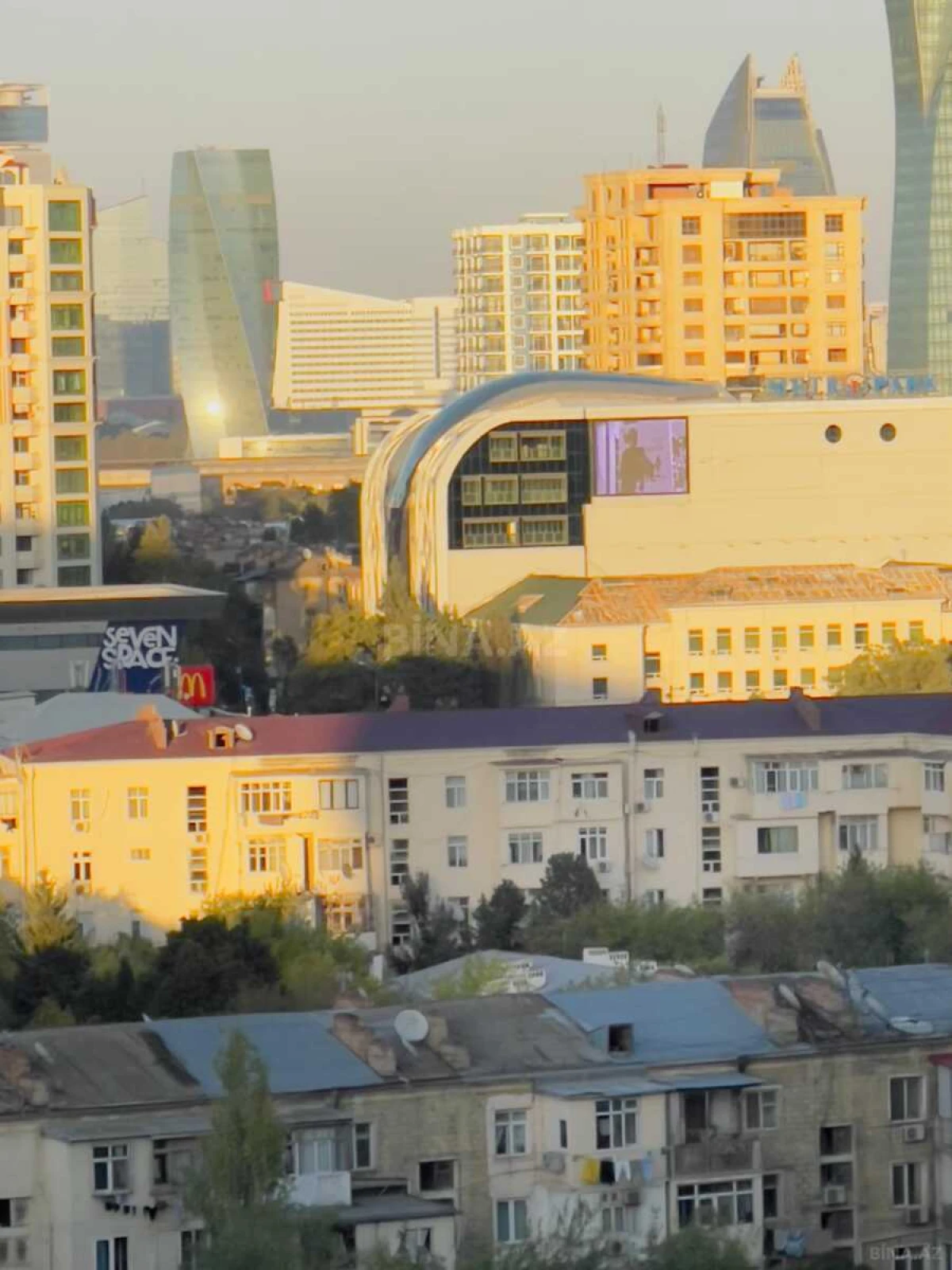 Satılır 4 otaqlı mənzil 127 m²