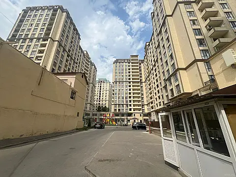 Satılır 4 otaqlı mənzil 175 m²