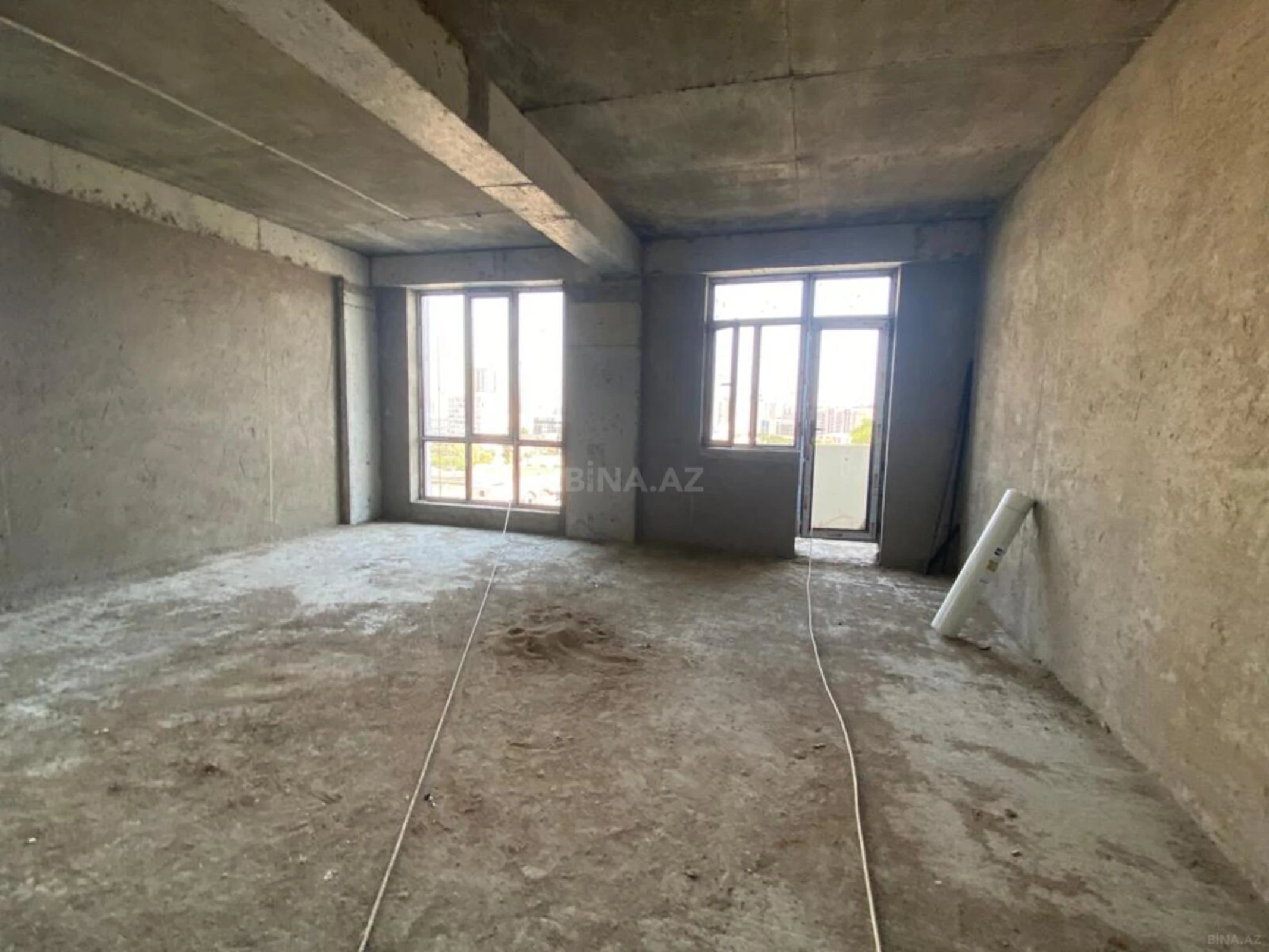 Satılır 4 otaqlı mənzil 175 m²
