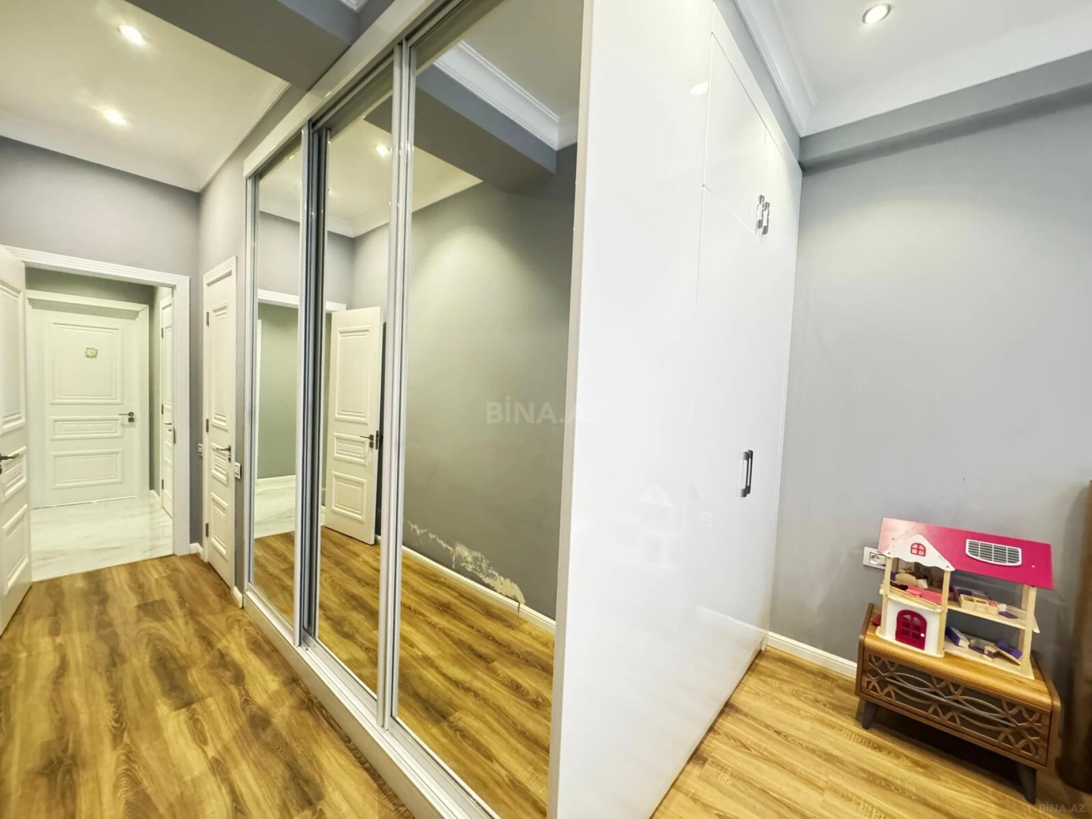 Kirayə verilir 3 otaqlı mənzil 130 m²