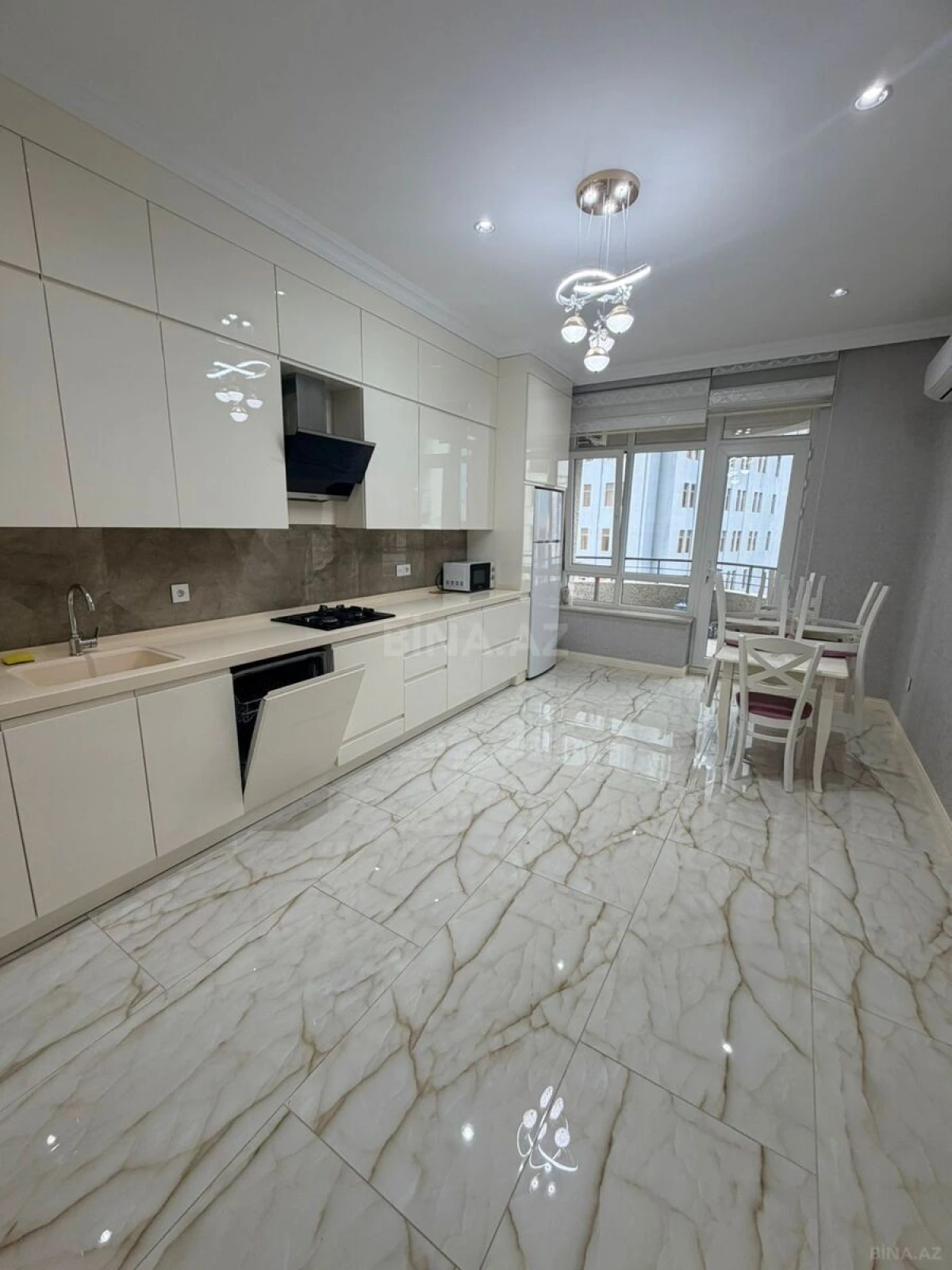 Kirayə verilir 2 otaqlı mənzil 130 m²