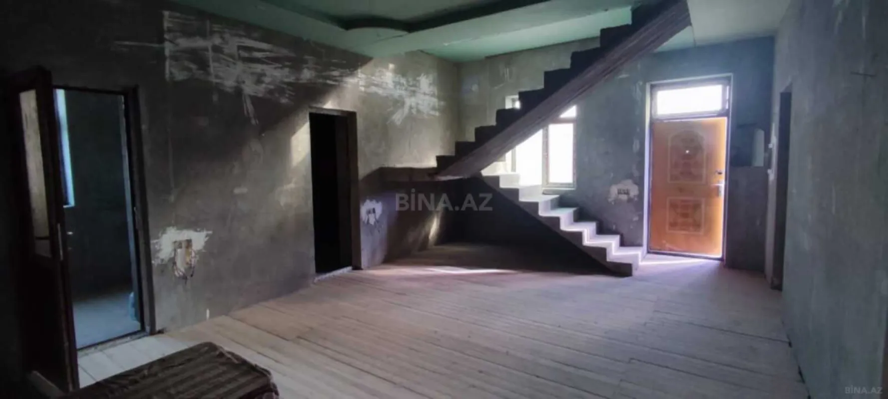 Satılır 6 otaqlı həyət evi 240 m²