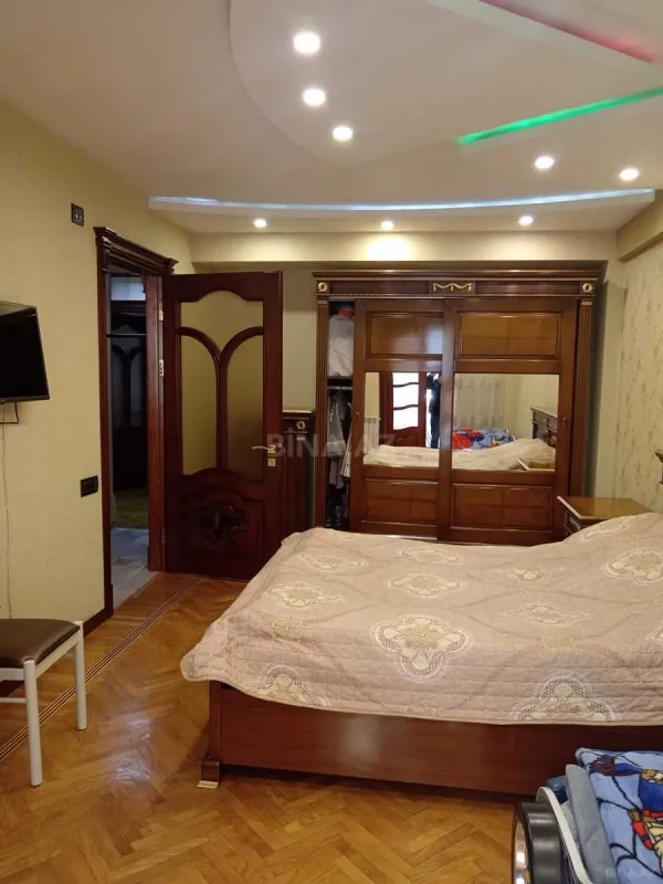 Satılır 3 otaqlı mənzil 135 m²