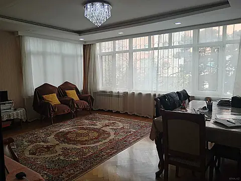 Satılır 3 otaqlı mənzil 135 m²