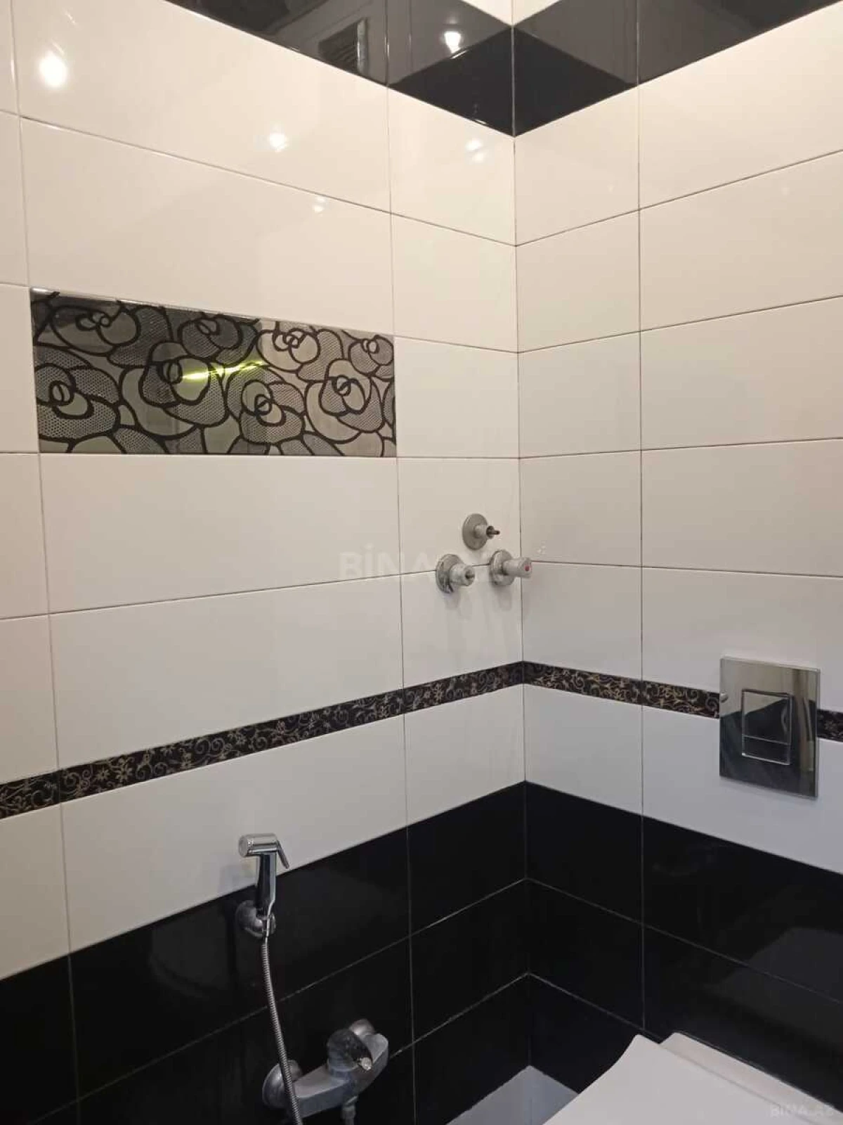 Satılır 3 otaqlı mənzil 135 m²