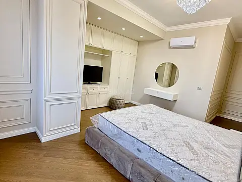 Satılır 4 otaqlı mənzil 205 m²