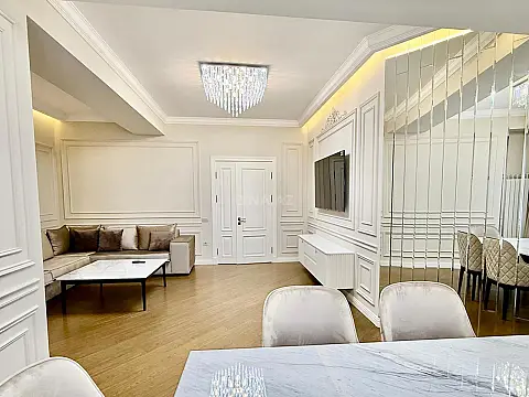 Satılır 4 otaqlı mənzil 205 m²