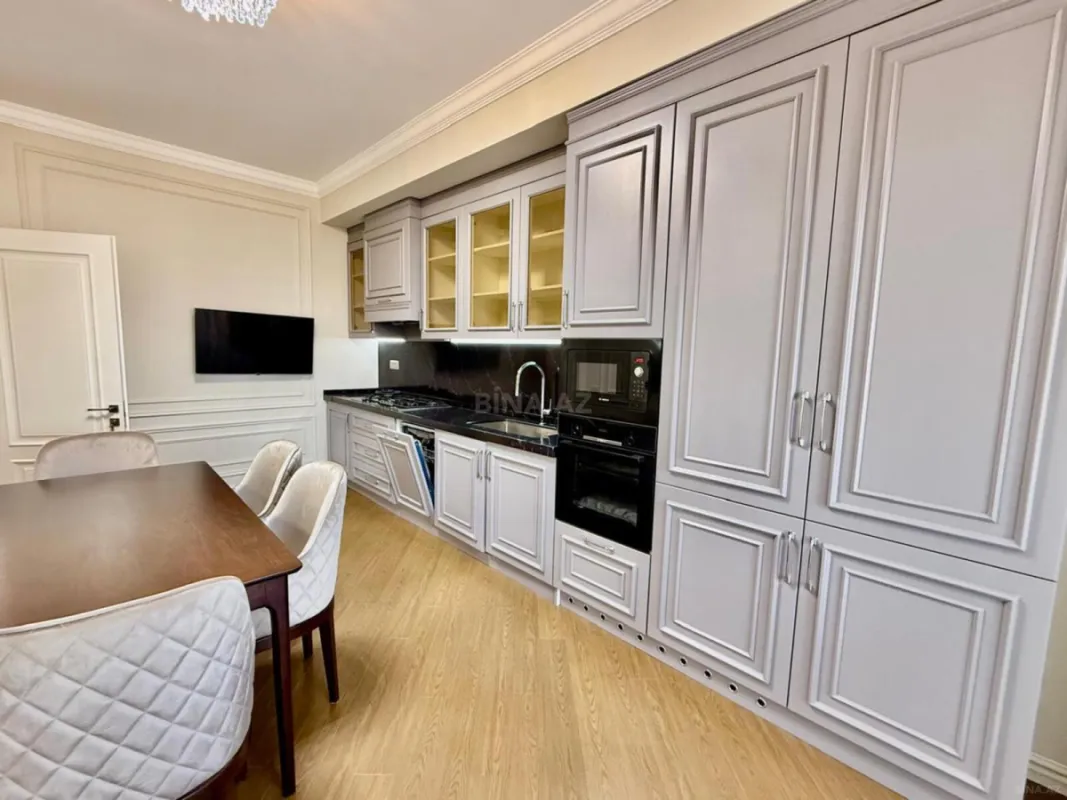 Satılır 4 otaqlı mənzil 205 m²