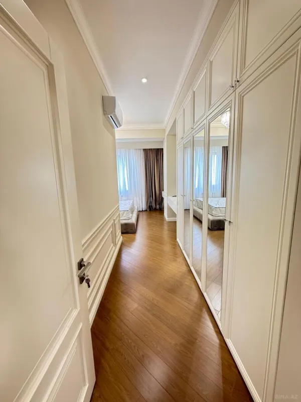 Satılır 4 otaqlı mənzil 205 m²