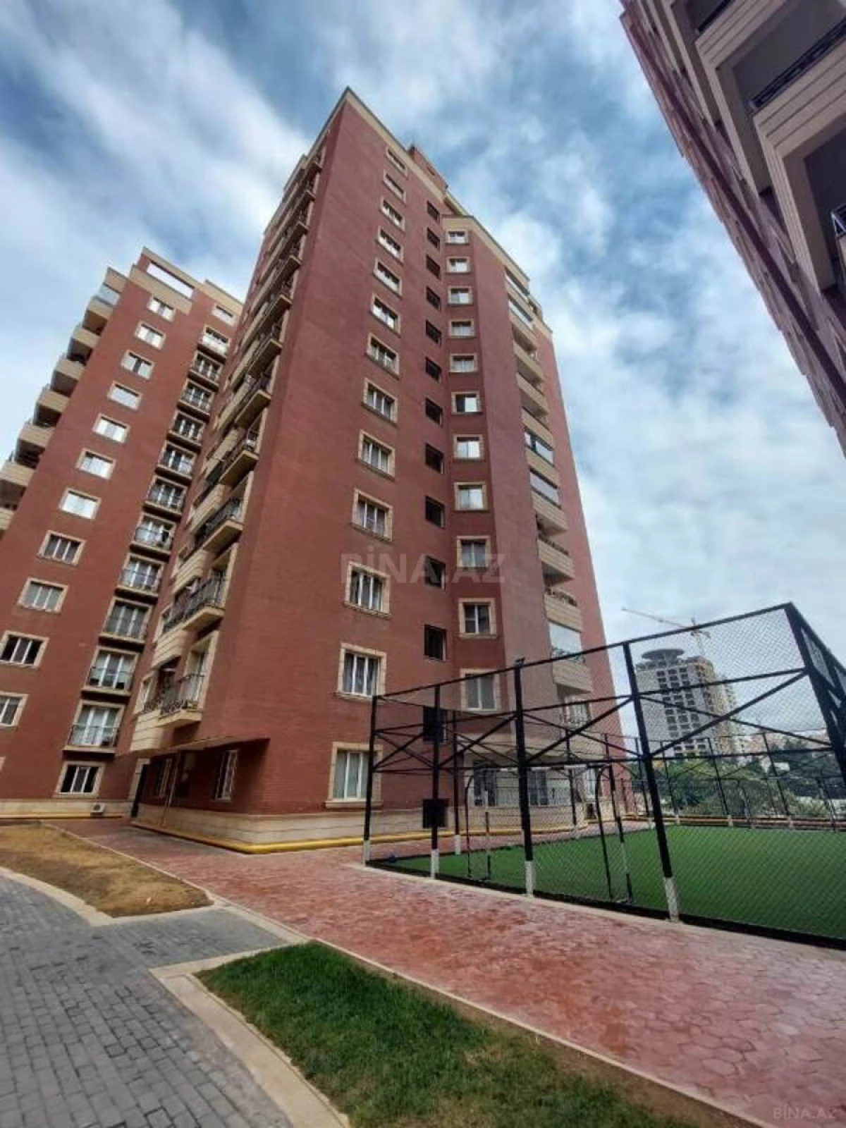 Satılır 3 otaqlı mənzil 147 m²