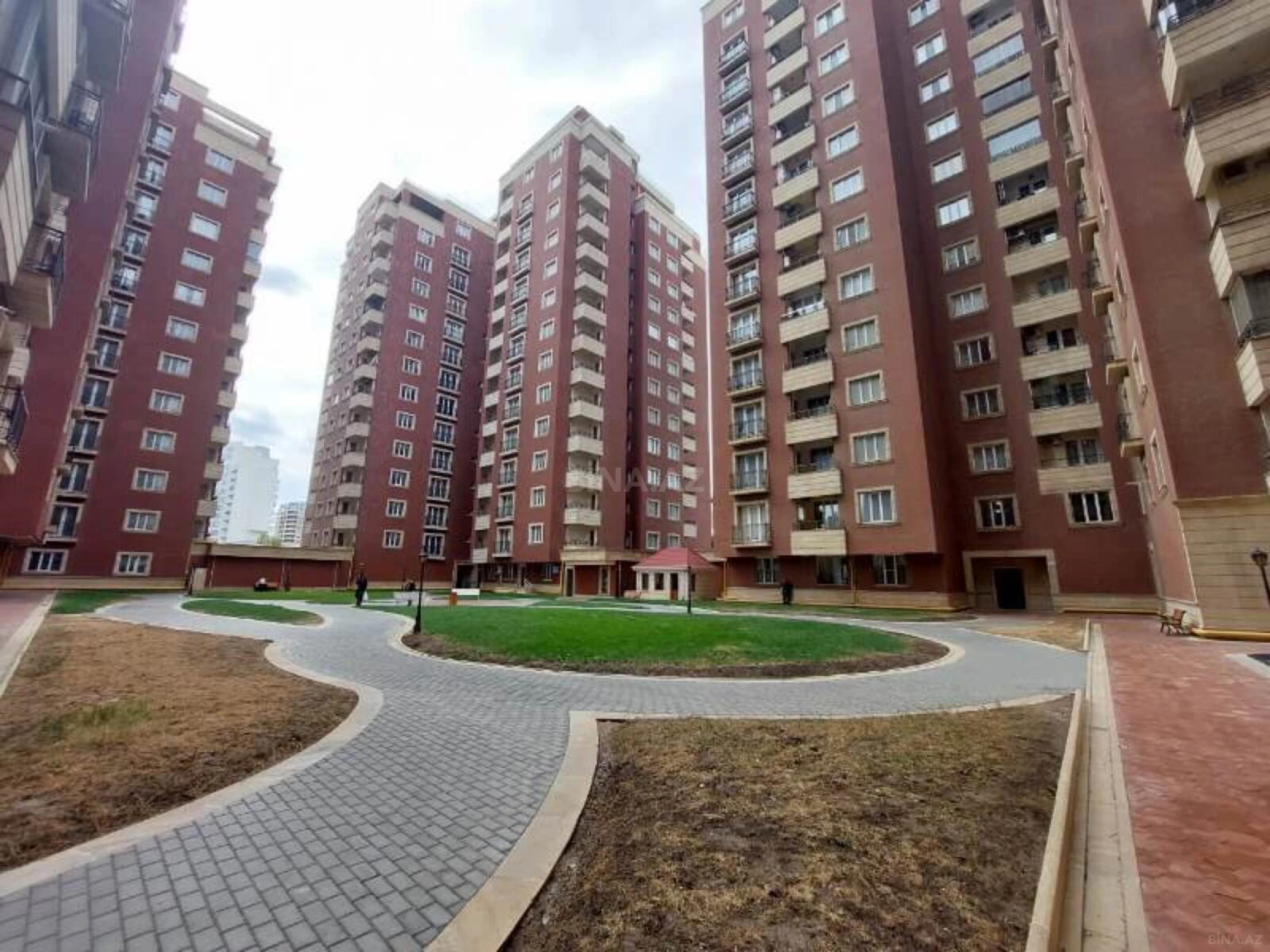 Satılır 3 otaqlı mənzil 147 m²