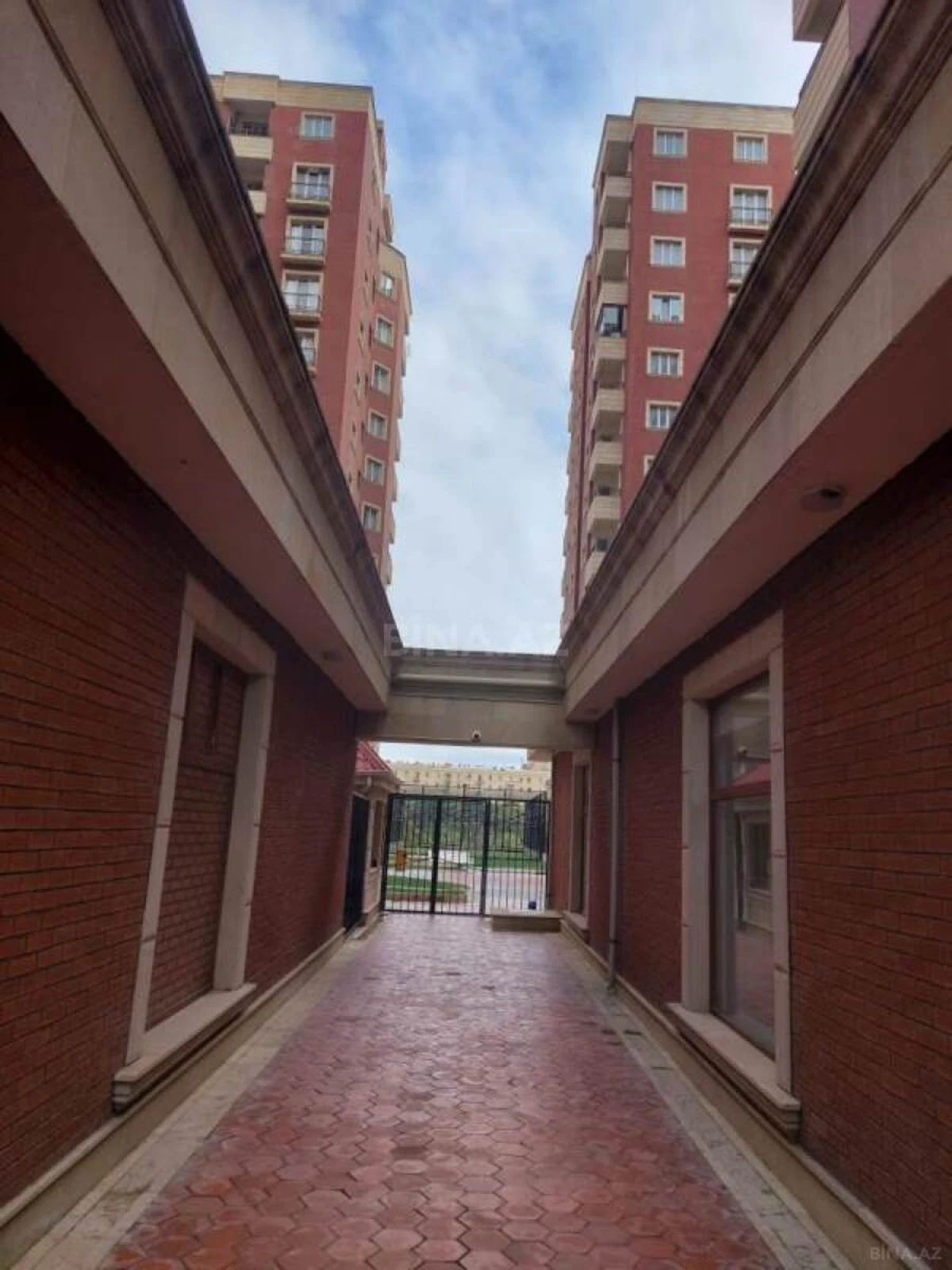 Satılır 3 otaqlı mənzil 147 m²